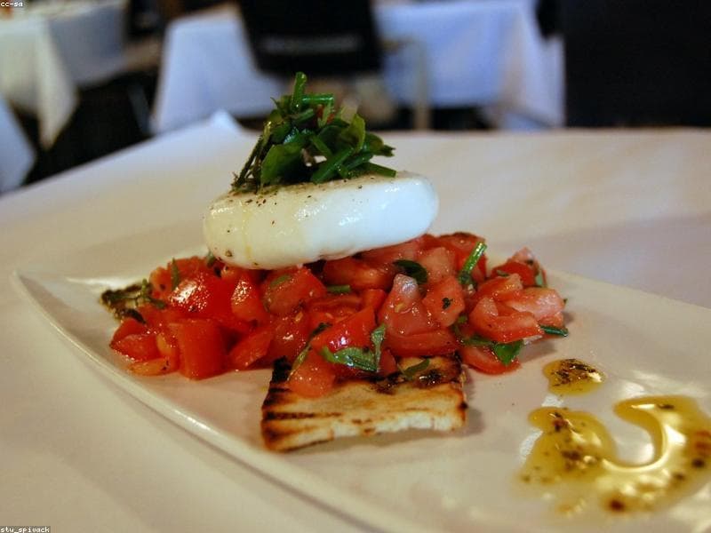 Ensalada de burrata y tomate